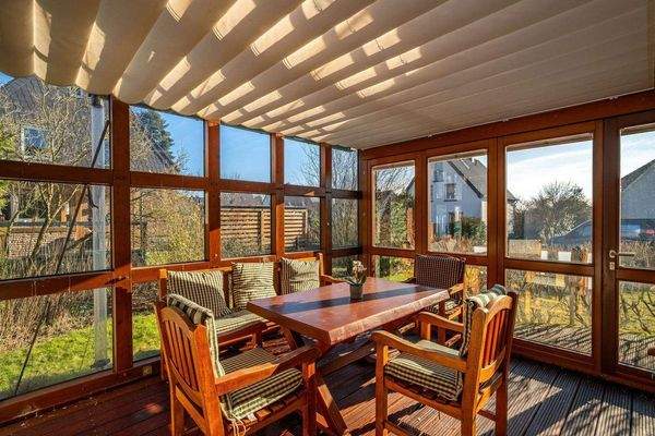 Der Wintergarten ist lichtdurchflutet und lässt si