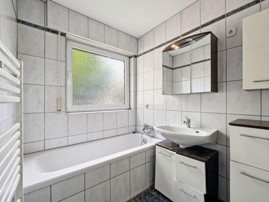 EG li - Bad mit Wanne