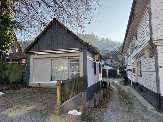 Pavillon und Einfahrt