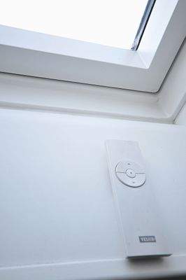 Dachfenster im DG mit elektrischer Außenjalousie