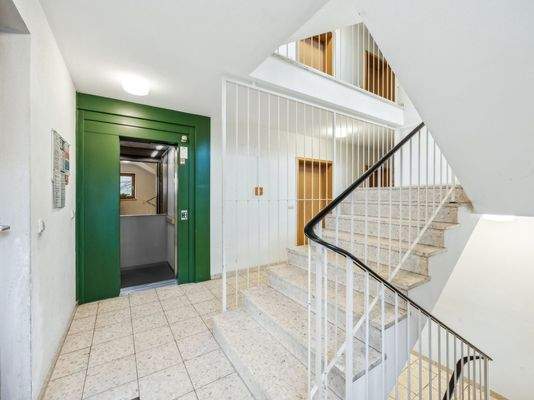 Treppenhaus mit Lift