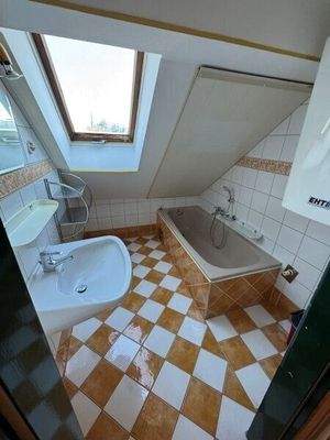 Badezimmer - Geräumiges 3 Zimmer Appartement im Dachgeschoss mit PKW-Stellplatz Miete Grödig Salzburg