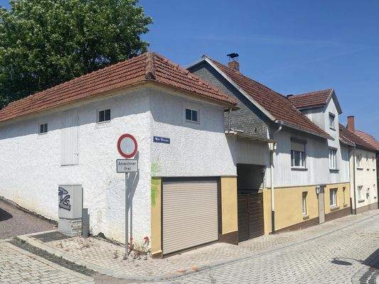 Blick auf  gesammte Anwesen mit Garagen