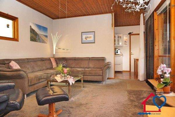 Wohnzimmer in Richtung Küche Essbereich.JPG