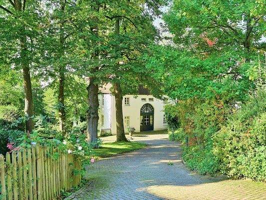 Außenansicht und Zufahrt