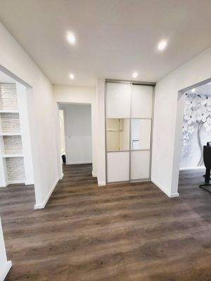 großer Flur mit Einbauschrank.jpg