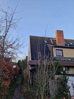 Weg zum Hauseingang mit blauem Himmel