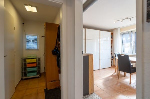 Blick vom Flur zum Wohnzimmer