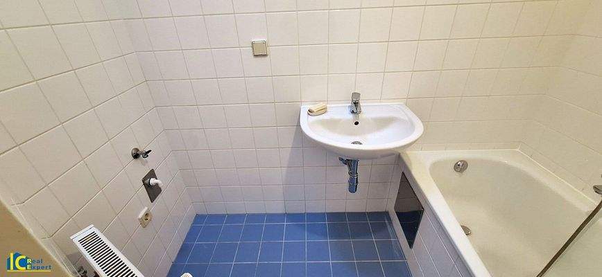 Platz für Waschmaschine, Wannenbad, Handwaschbecken