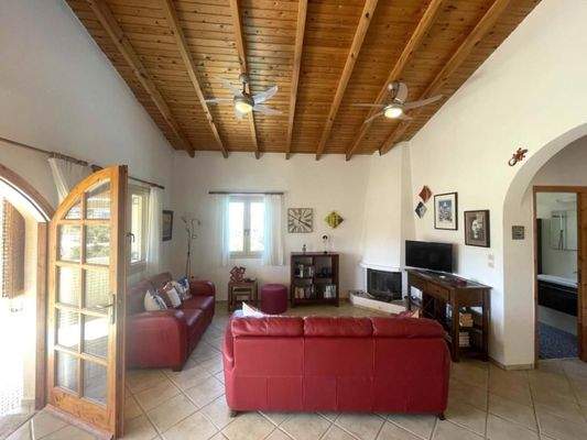 Kreta, Roumeli: Charmante Villa mit Garten und Pool zu verkaufen