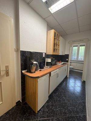 Kleine Küche mit Geräten