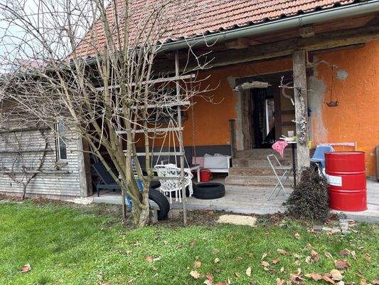 Überdachter Grillplatz im Garten