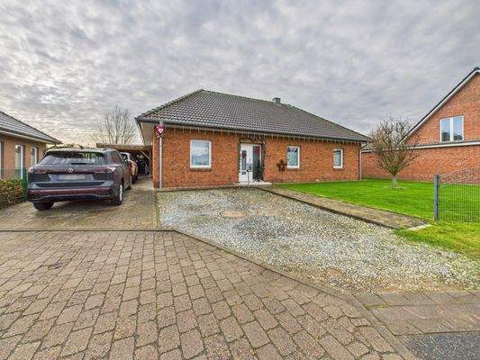 Auffahrt mit drei Stellplätzen