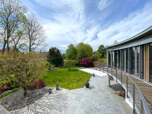 Blick Terrasse zum Pool