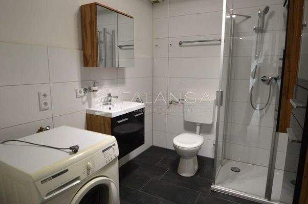 Badezimmer mit Dusche 1