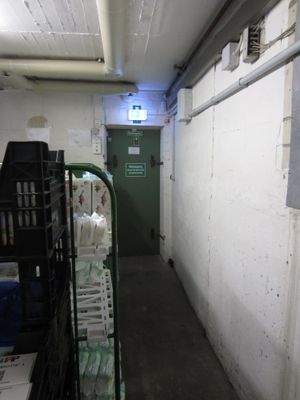 BLICK ZUM NOTAUSGANG IM UNTERGESCHOSS / LAGERRAUM