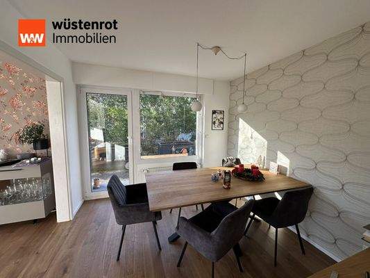 Esszimmer mit Zugang zum Garten