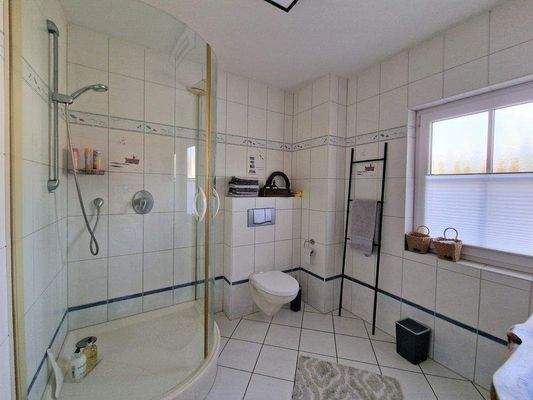 Gästebad mit geräumiger Dusche