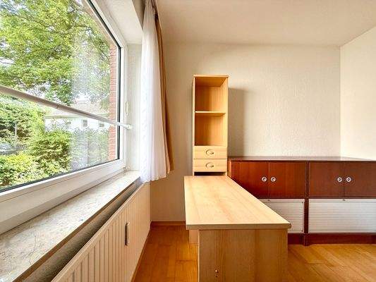 Helles Arbeitszimmer