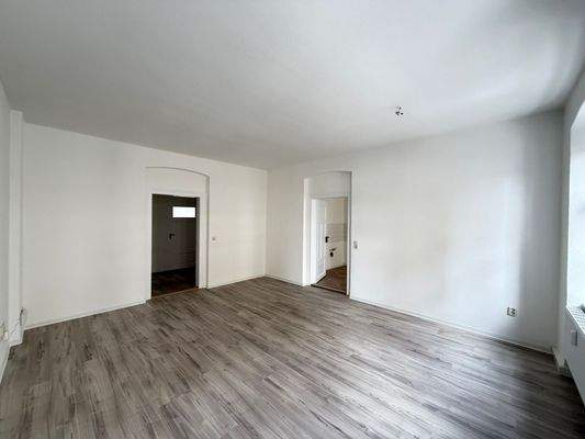 Leeres Wohnzimmer mit Türen