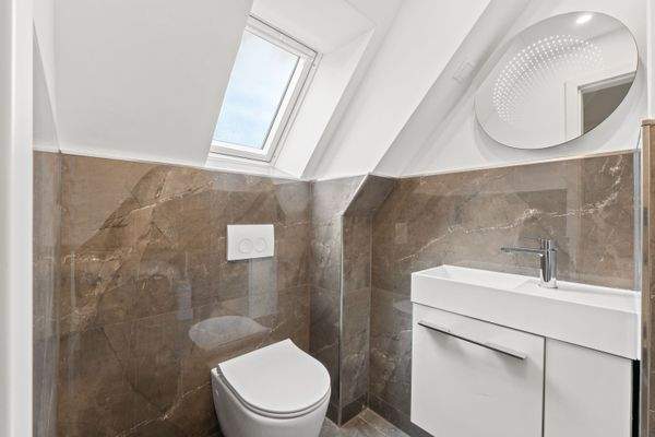 37. Ansicht Duschbad Spitzboden DG