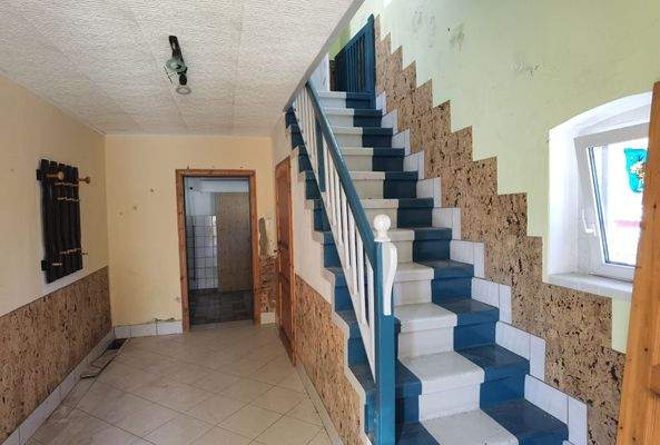 Flur mit Treppe ins OG