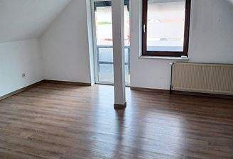 Wohnzimmer mit Zugang Balkon