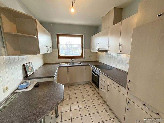 Küche mit Einbauküche