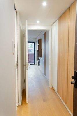 Flur mit Blick in den Wohnraum/Küche