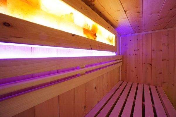 Salzkristall-Wand Sauna