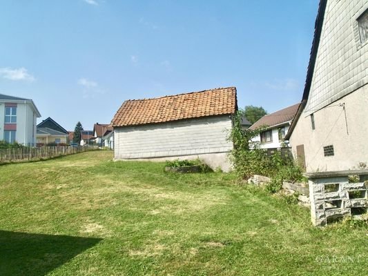 Grundstück linke Seite mögl. Parkplätze 