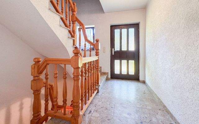 TREPPENHAUS / EINGANG