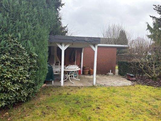 Teilüberdachte Terrasse mit Grillofen