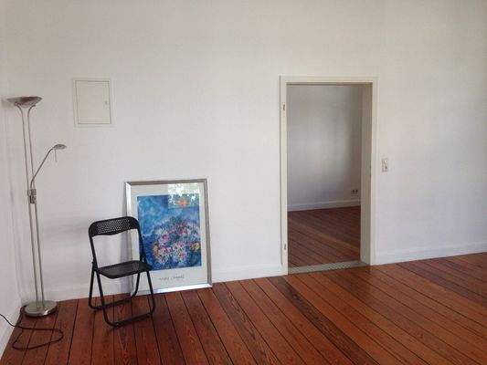 Wohnzimmer mit Tür zur Küche