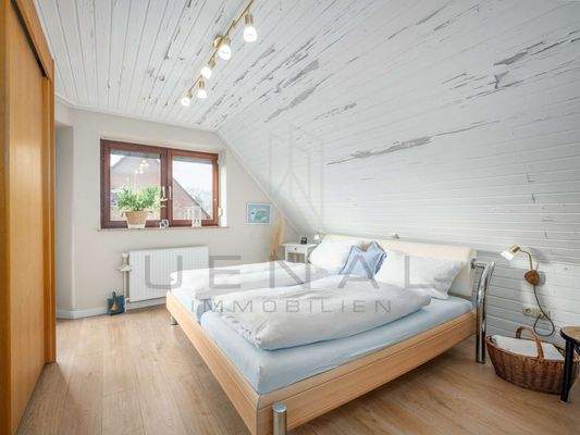 Schlafzimmer 1 DG mit Zugang zur Loggia