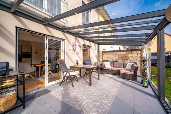 Terrasse mit großem Wintergarten