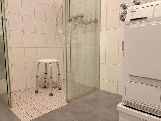 mit bodentiefer Dusche