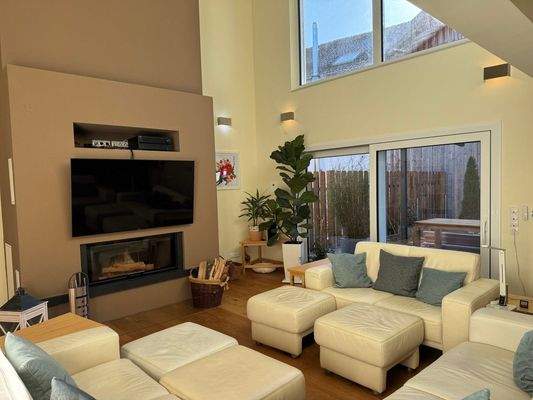 Wohnzimmer mit Kamin