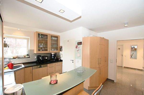 Küche mit Zugang zum Flur