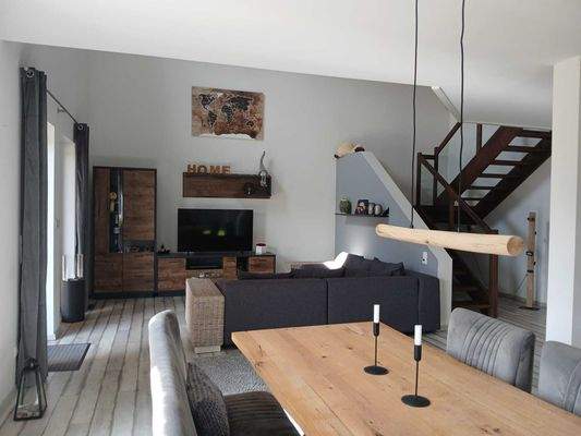 Esszimmer mit Blick ins Wohnzimmer