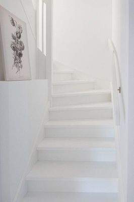 Helle Treppe zum Obergeschoss