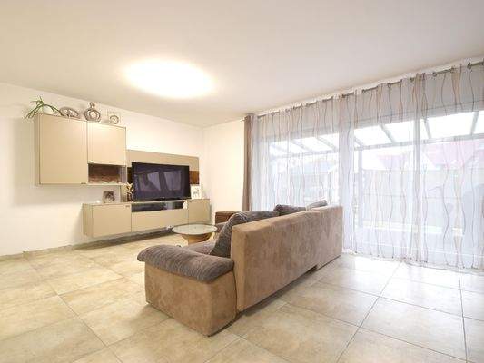 Offener Wohnbereich mit Terrassenzugang