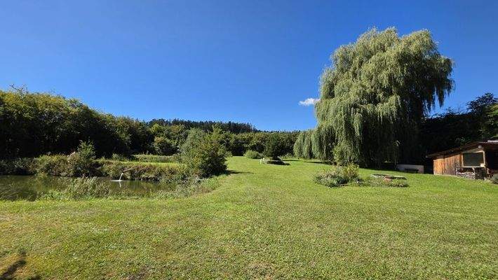 Blick auf Hütte und mehrere Weiher