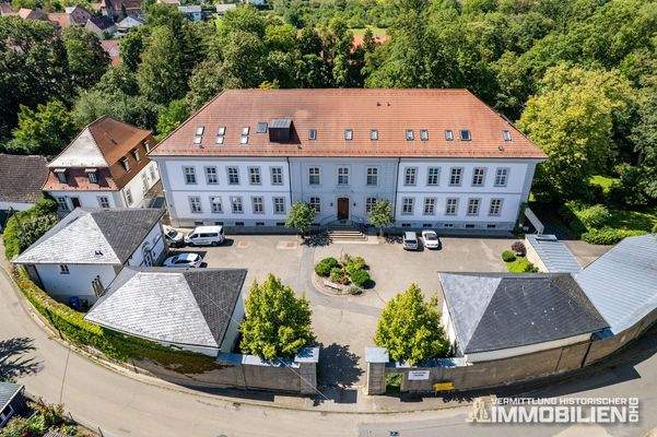 Schlosshof mit Nebengebäuden