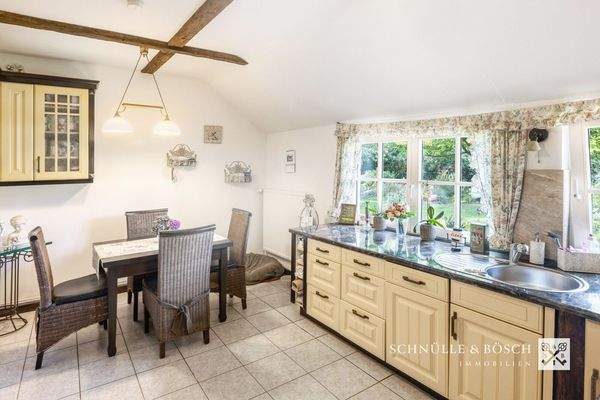 Die Küche mit angrenzendem HW-Raum