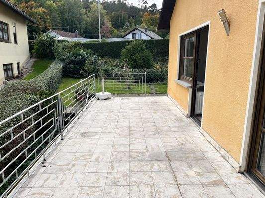 Ihr Sonnenplatz... die große Terrasse mit Blick zum Garten