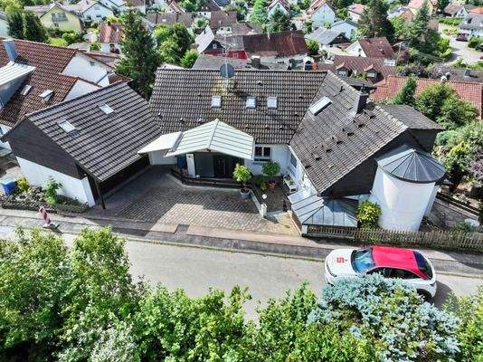 Gebäudeansicht mit Eingang, Garage, Hof, etc.