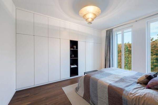 ...mit maßangefertigten Einbauten