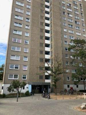 Hausansicht mit Eingang und Vorplatz