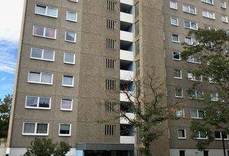 Hausansicht mit Eingang und Vorplatz